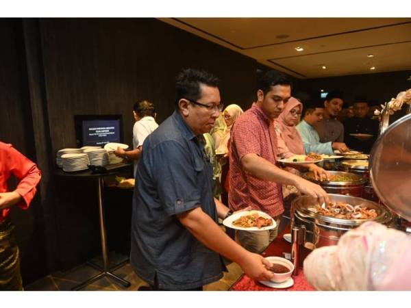 Kakitangan PP dari OUM Zon Utara sedang menikmati pelbagai juadah.