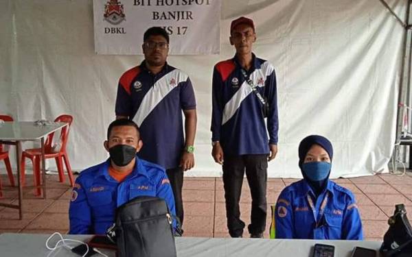Kakitangan DBKL bersama agensi berkaitan berada di lokasi hotspot banjir kilat susulan amaran cuaca hujan pada Rabu.