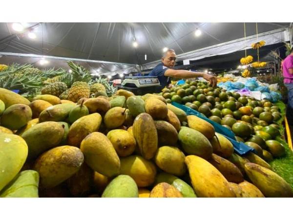 Pelbagai jenis buah-buahan segar turut dijual sepanjang pesta diadakan.