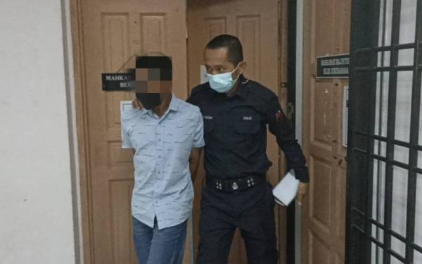 Penganggur berdepan tiga pertuduhan amang seksual ke atas sepupunya di Mahkamah Sesyen Johor Bahru pada Rabu.