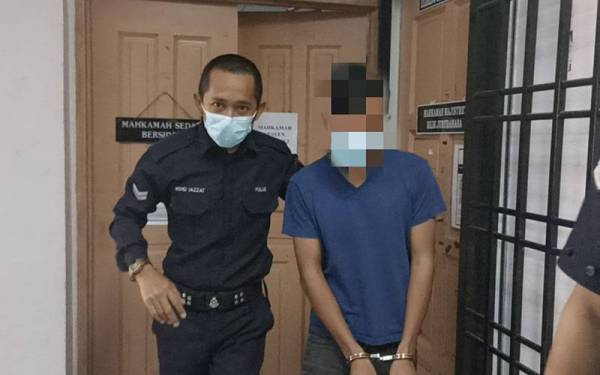 Penjaga stor didakwa atas empat pertuduhan melakukan amang seksual dan cabul dua beradik di Mahkamah Sesyen dan Majistret Johor Bahru pada Rabu.