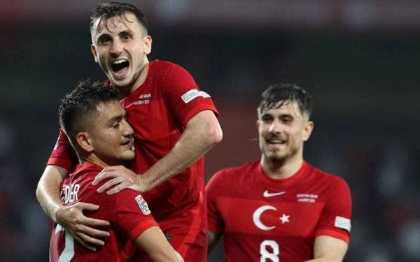 Pemain Turki meraikan kemenangan besar ke atas Lithuania. - Foto goal.com