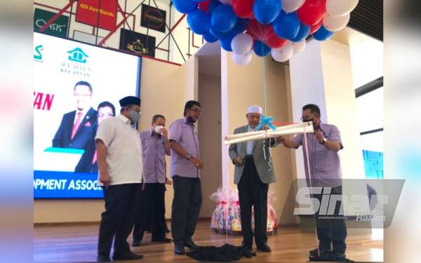 Ahmad (dua dari kanan) merasmikan Kempen Pemilikan Rumah Negeri Kelantan di Mydin Tunjong, Kota Bharu pada Rabu.