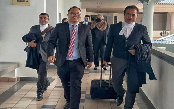 Mohd Aleef (depan, kiri) bersama peguamnya ketika keluar dari Mahkamah Pilihan Raya pada Rabu.