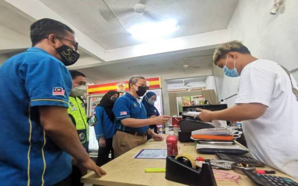 Fuad meminta dokumen pendaftaran Perkeso daripada pengusaha sebuah kedai buah-buahan semasa operasi Ops Kesan dijalankan.