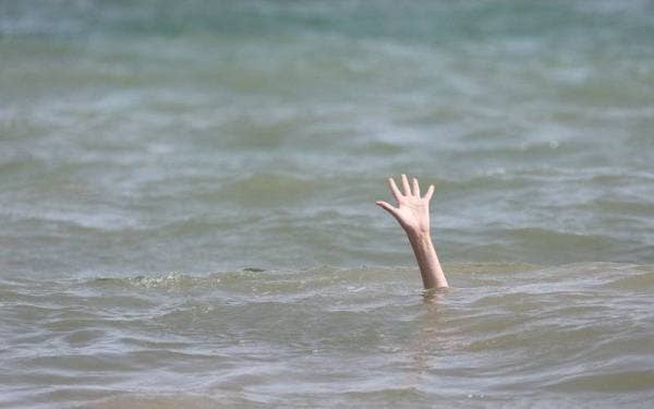 Seorang penganggur dikhuatiri lemas dipercayai terjatuh dari bot di perairan Pantai Kuala Sungai Baru, awal pagi Selasa. - Foto 123RF