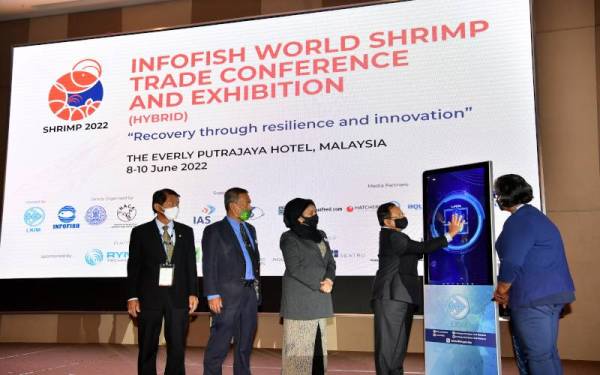Timbalan Menteri Pertanian dan Industri Makanan, Datuk Seri Ahmad Hamzah (dua, kanan) merasmikan 'Infofish World Shrimp Trade Conference and Exhibition', pada Rabu. - Foto Bernama
