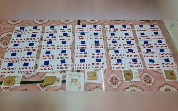 Seorang remaja lelaki berusia 19 tahun dicekup bersama 10,000 biji pil kuda oleh anggota Batalion 8 PGA Pengkalan Chepa dalam serbuan di Kampung Gual Pasung Hantu, Rantau Panjang pada Selasa.