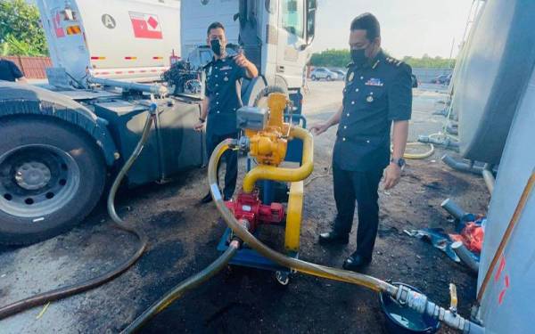 Antara peralatan yang dipercayai digunakan untuk menjalankan kerja-kerja pemindahan minyak diesel yang dirampas dalam serbuan di sebuah premis di Johan Setia, Klang pada Rabu.