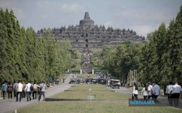 Kerajaan Indonesia menangguhkan rancangan untuk menaikkan bayaran masuk ke Kuil Borobudur. - Foto Bernama