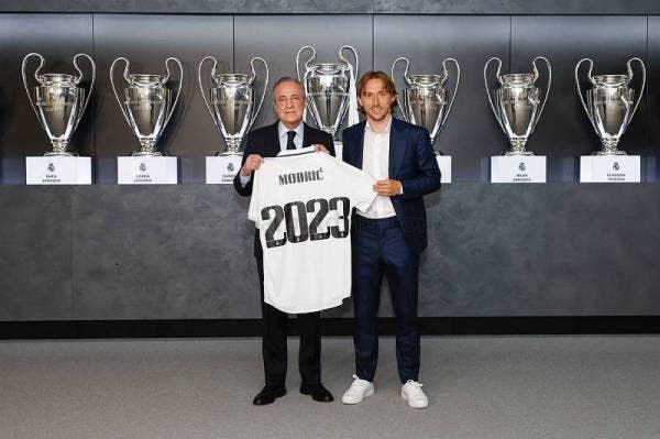 Modric (kanan) bergambar bersama Presiden Real, Fiorentino Perez sambil menunjukkan jersi sebagai simbolik bahawa dia akan kekal di kelan tersebut musim depan. Foto Real Madrid FC