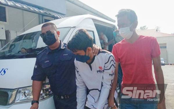 Tertuduh (tengah) dibawa ke Mahkamah Sesyen Kuala Pilah pada Khamis.