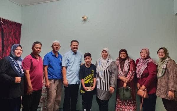 Zahari (empat dari kiri) melawat Muhammad Raeez (tengah) di rumahnya di Kampung Paya Lang, Batu Anam, Segamat, pada Jumaat
