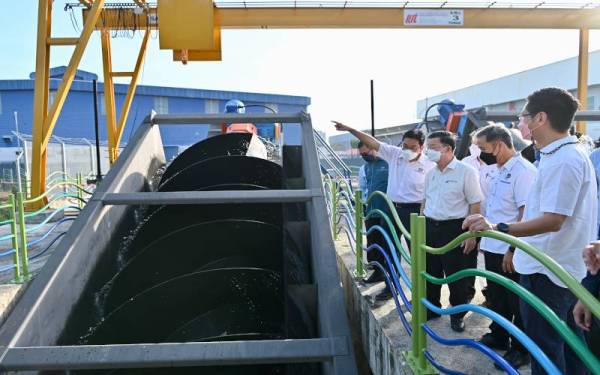 Kon Yeow (tiga dari kanan) meninjau RTB Taman Iping di Batu Maung pada Khamis.