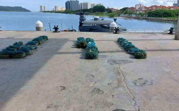 Maritim Malaysia Pulau Pinang merampas 40 set bubu di tiga lokasi di Pulau Burung.