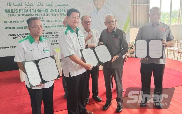 Simbolik pertukar dokumen perjanjian kerjasama antara Zamri (dua dari kanan) mewakili Nafas dan Thiam Huat (dua dari kiri) bagi pihak Nextgreen sempena Majlis Pecah Tanah Kilang Fasa 1B, GTP di Kampung Paloh Hinai, di sini pada Khamis.