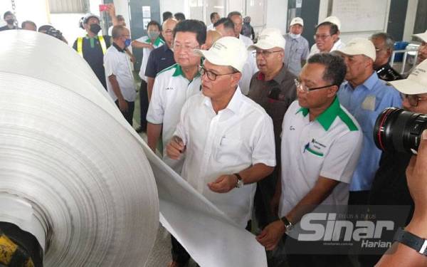 Wan Rosdy meninjau operasi kilang kertas Nextgreen Global Berhad yang beroperasi di GTP, Pekan sempena Majlis Pecah Tanah Kilang Fasa 1B, GTP di Kampung Paloh Hinai, di sini pada Khamis.