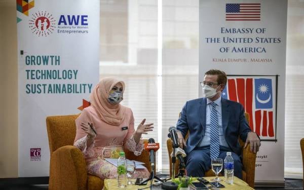 Rina (kiri) and Michael Newbill semasa sidang akhbar selepas melancarkan kohort ketiga program Akademi Usahawan Wanita di Kuala Lumpur pada Khamis. - Foto Bernama