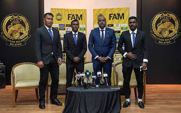 Christopher (dua dari kanan) dan Osmera (kanan) ketika sidang akhbar mengenai pengumuman barisan kejurulatihan pasukan B-17 di Wisma FAM pada Khamis. - Foto Bernama