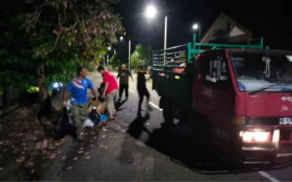 Sebuah lori milik penduduk digunakan untuk mengangkut sampah yang mula bertimbun di Taman Chepor Sentosa. - Foto Ihsan Pembaca
