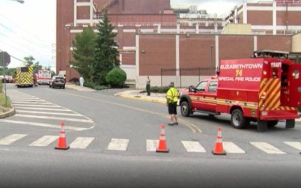 Beberapa kenderaan pihak berkuasa berada di luar kilang gula-gula Mars Wrigley, Elizabethtown pada Khamis. - Foto WHP