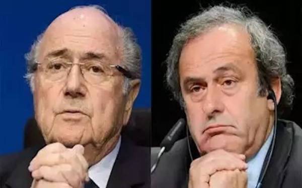 Sepp Blatter (kiri) dan Michel Platini. - Foto AFP