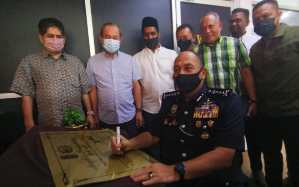 Mior Faridalathrash menurunkan tanda tangan merasmikan pembukaan Bilik VVIP Restoran Nasi Vanggey di Greentown di sini pada Jumaat.