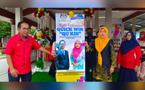 Wan Norashikin (dua dari kanan) merasmikan Quick Win 'Qu Kis' Kemas Parlimen Pasir Salak.