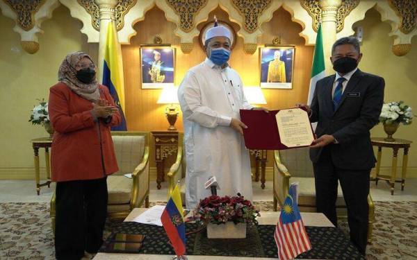 Fadlun (kanan) menerima surat pelantikan jawatan daripada Shahidan (tengah).