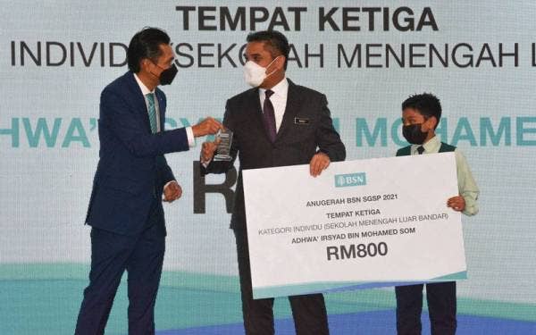Radzi (tengah) diiringi Jay (kiri) menyerahkan hadiah kepada pemenang Anugerah BSN SGSP 2021.