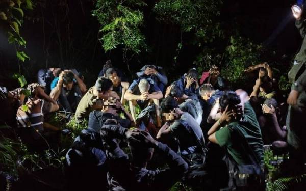 Seramai 27 pendatang asing tanpa izin dicekup di kawasan semak dipercayai sedang menunggu lori sayur ketika baru tiba di negara ini dalam operasi di Tanjung Sepat di sini pada Jumaat.