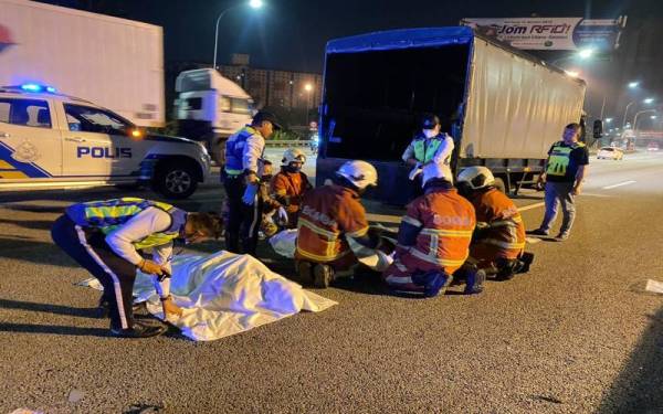 Pasukan penyelamat ketika menjalankan kerja-kerja membawa keluar mangsa dari kemalangan. - Foto Bomba