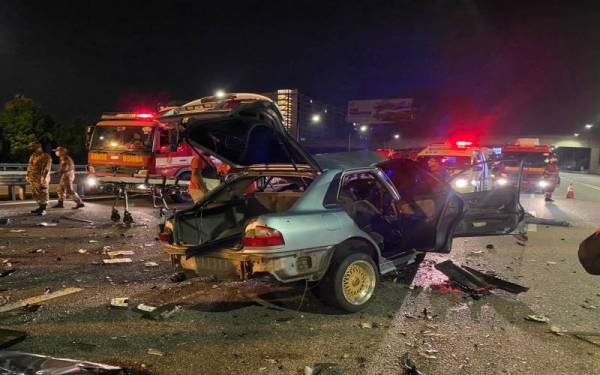 Empat maut, seorang parah dalam kemalangan melibatkan dua buah Proton Wira di NKVE awal pagi Sabtu. - Foto Bomba