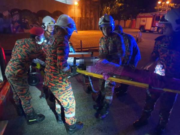 Anggota bomba membantu mengangkat mangsa sebelum dihantar ke Hospital Tengku Ampuan Afzan untuk rawatan lanjut.