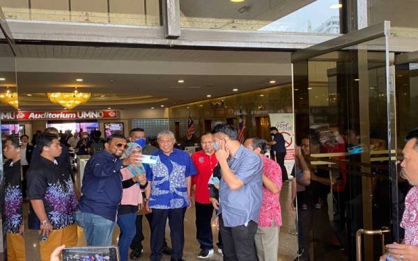 Ahmad Zahid (tengah) meluangkan masa bergambar dengan penyokongnya sebaik selesai merasmikan Wacana Aspirasi UMNO (WAU 2.0) ‘Cabaran dan Masa Hadapan Orang Muda’ di Menara Dato’ Onn, Pusat Dagangan Dunia (WTCKL) di sini pada Sabtu.