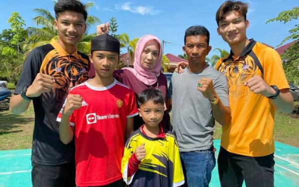 Ahmad Nor Iman Aliff (kiri) dan Ahmad Nor Iman Hakim (kanan) bersama ibu bapa dan adik-adik mereka yang banyak memberi dorongan dan semangat.