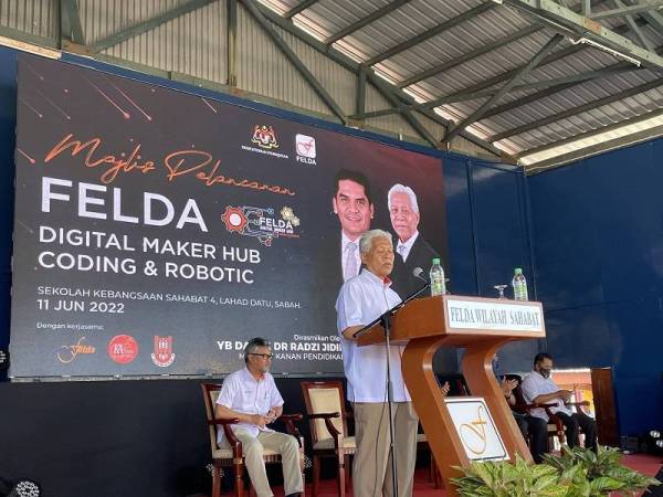 Idris Jusoh ketika berucap pada Majlis Pelancaran Felda Digital Maker Hub (FDMH) - Coding dan Robotic pada Sabtu.