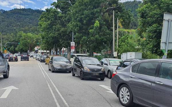 Kesesakan berlaku namun masih terkawal selepas beberapa lencongan dibuat bagi memastikan aliran trafik lancar di sekitar Balik Pulau.