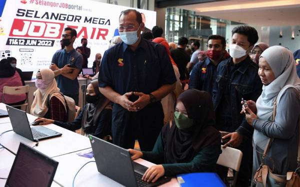 Mohd Khairuddin tengah melakukan sesi 'walkabout' dan ramah mesra bersama pengunjung yang hadir pada Program Selangor Mega Job Fair 2022 di Pusat Konvensyen MBSA pada Sabtu.