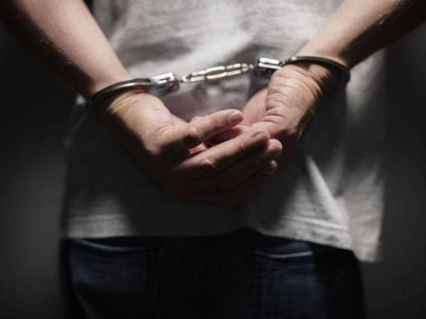 Seramai 66 individu termasuk seorang penjawat awam dan seorang remaja perempuan bawah umur ditahan dalam serbuan di sebuah pusat hiburan di sini yang beroperasi melebihi had masa, awal pagi tadi. - Gambar hiasan