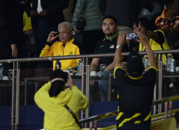 Tengku Amir Shah berkenan berangkat ke Stadium Nasional Bukit Jalil sambil diiringi Ismail Sabri bagi memberi sokongan kepada pasukan Harimau Malaya pada Perlawanan Kumpulan E Pusingan Akhir Kelayakan Piala Asia 2023 Malaysia menentang Bahrain pada Sabtu. Foto Bernama