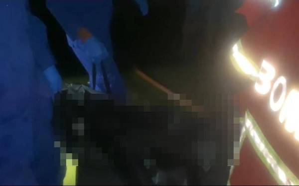 Pasukan bomba membawa keluar mayat mangsa rentung dari lokasi kejadian di Kampung Titingan, Jalan Tawau Lama, Tawau.