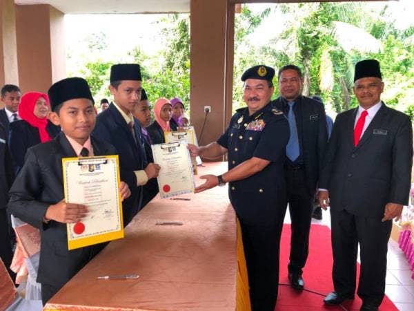 Muhamad Kifli (tiga dari kiri) menyampaikan Watikah Pelantikan Pelantikan Pemimpin kepada Ketua Pengawas SK Kedondong, Muhamad Ikmal Fikri Abdul Fatah (dua dari kiri) di Pasir Mas. Foto SINAR HARIAN