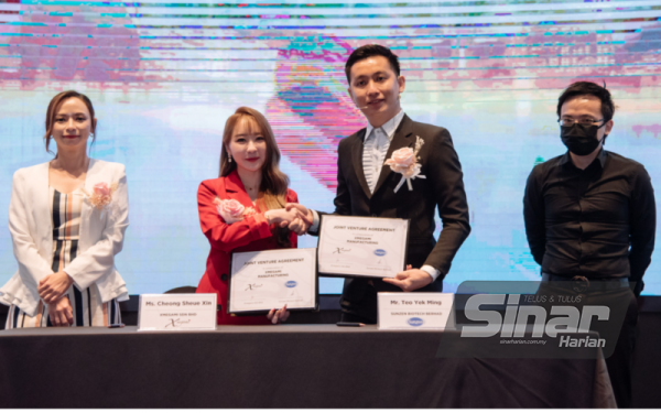 Yek Ming (dua dari kanan) dan Sheue Xin (dua dari kiri) ketika majlis menandatangani memorandum persefahaman (MoU) antara Ecolite dan Xmegami di sebuah hotel di ibu kota, di sini, pada Sabtu.