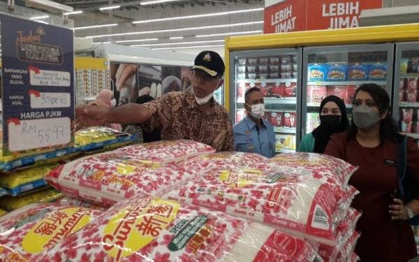 Rosol (kiri) diiringi Mohd Hairul Anuar (tengah) melakukan tinjauan sempena Program Jualan Keluarga Malaysia di Pasar Raya Lotus Tebrau, Johor Bahru, pada Ahad.