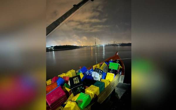 Maritim Selangor merampas sembilan kotak berisi pelbagai jenis ubatan kawalan selepas menahan sebuah bot barter trade di perairan Tanjung Harapan, Pelabuhan Klang pada Sabtu.