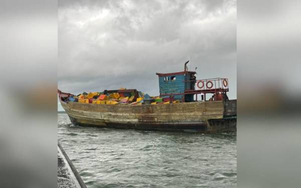 Bot ditahan kira-kira jam 6.30 petang dibuat hasil maklumat dan risikan mengenai vesel yang mencurigakan di perairan terbabit.