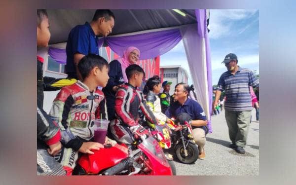 Mohamad Taufek (duduk) ketika meninjau sekitar aktiviti pada program Sambutan Peringatan Hari Antidadah Kebangsaan Peringkat Negeri Sembilan pada Ahad.