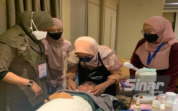 Praktikal melibatkan peserta yang mengikuti kursus PEKB bagi bantu wanita jana pendapatan.