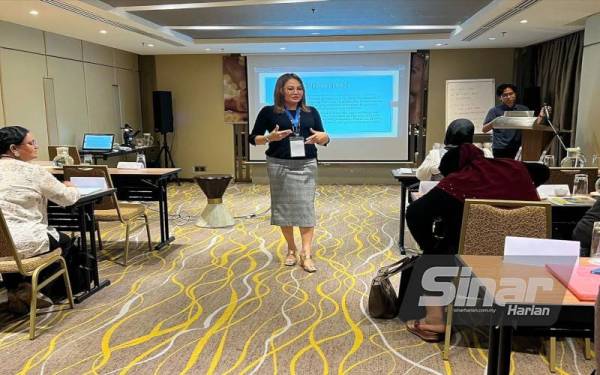 Dr Suffia Hany memberikan ilmu kepada peserta kursus.